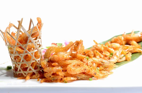 Nourriture chinoise : Crevettes frites dans un panier en bambou — Photo