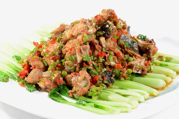 Chinese Food: Fried fish head pieces with green vegetables — Stock Photo, Image