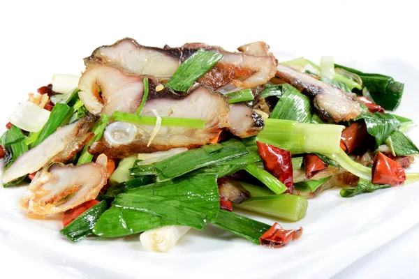 Kinesisk mat: stekta fiskskivorna med purjolök — Stockfoto