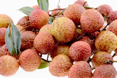 beyaz zemin üzerine taze lychee meyve