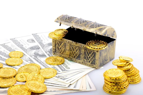 Arany érmék és bankjegyek réz doboz — Stock Fotó