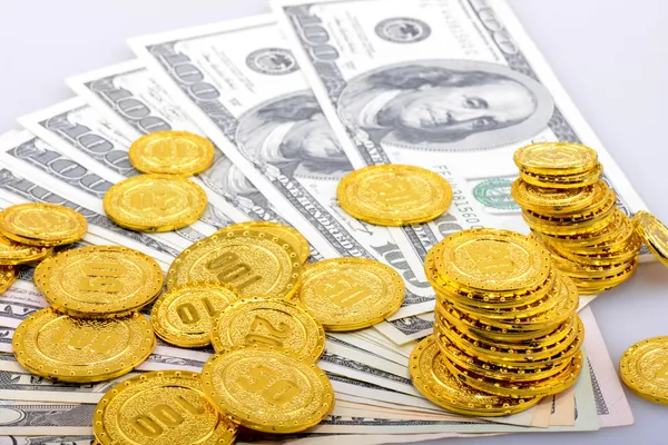 Monete d'oro e banconote in dollari — Foto Stock