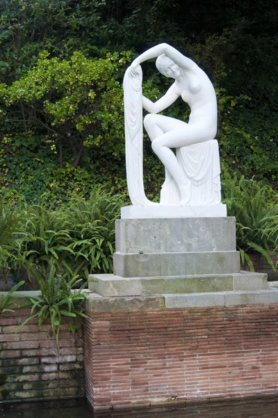 Nagie pomnik w jardins joan maragall — Zdjęcie stockowe