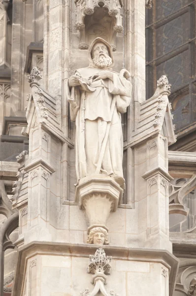 Statuen auf der gotischen Kathedrale — Stockfoto