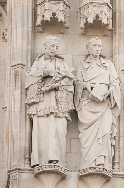 Statuen auf der gotischen Kathedrale — Stockfoto