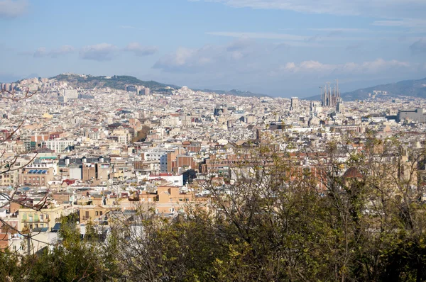 La Sagrada familia i en stadsbild — Stockfoto