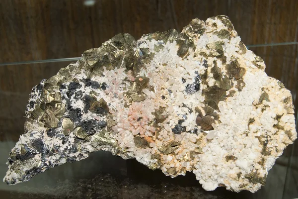 Kalkopirit, kvarc, a kalcit és sphalerit — Stock Fotó