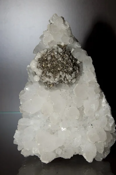 Calcopirite, quarzo e calcite — Foto Stock