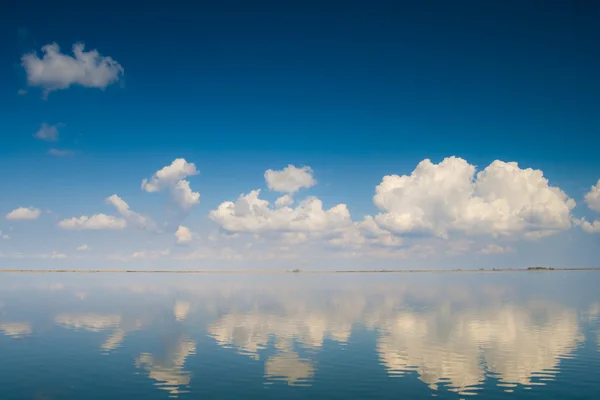 Calm Water with Clouds — Stock Photo, Image