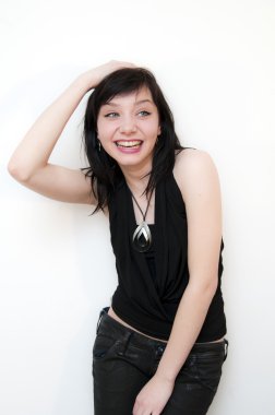 Siyah elbiseli güzel esmer kız.