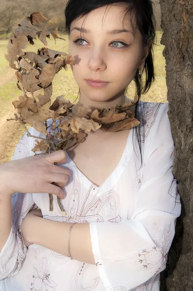 Vacker brunett flicka — Stockfoto