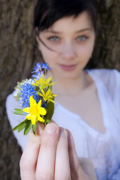 Ung flicka med blommor — Stockfoto