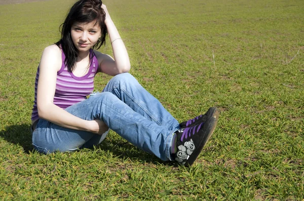 Belle fille brune sur herbe verte — Photo