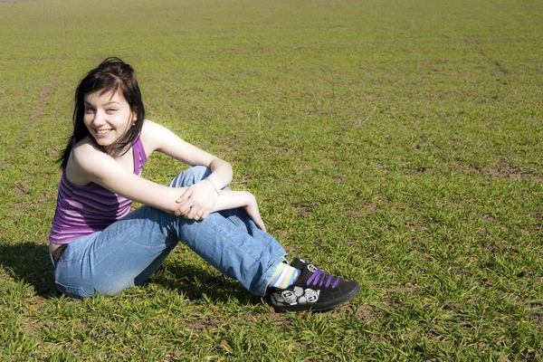 Morena joven en la naturaleza — Foto de Stock