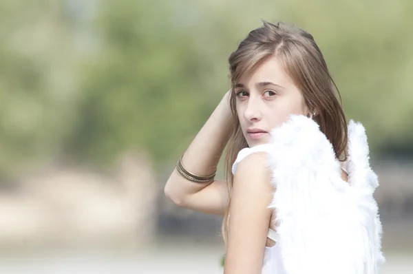 Mooie brunette meisje — Stockfoto