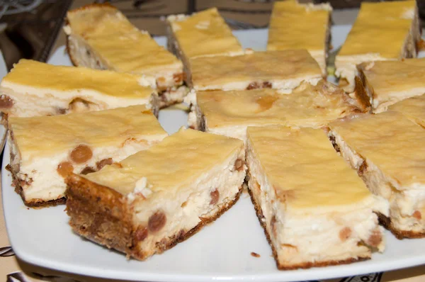 Peynirli pasta dilimler halinde kesip — Stok fotoğraf