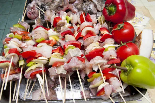 Spiesjes met vis en groenten — Stockfoto