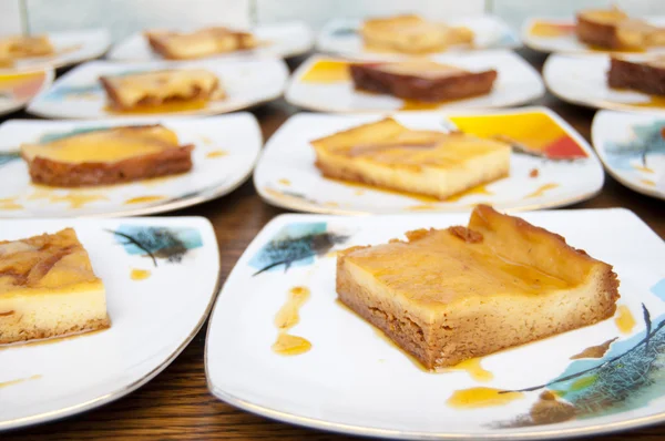 Karamel gebak op platen — Stockfoto