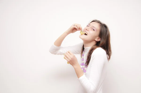 Mujer joven comiendo uvas —  Fotos de Stock