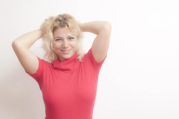 Mulher loira com vestido vermelho — Fotografia de Stock