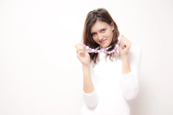 Jeune femme avec des perles violettes — Photo