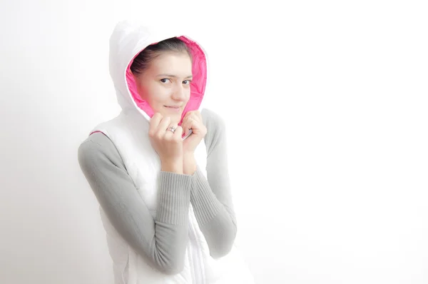 Νεαρή γυναίκα με χειμωνιάτικα ρούχα — Φωτογραφία Αρχείου