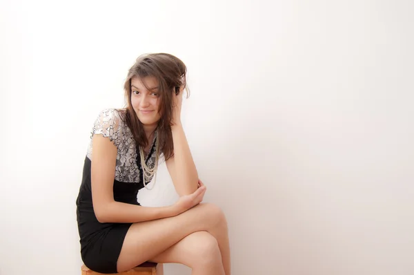 Mujer joven en vestido negro — Foto de Stock