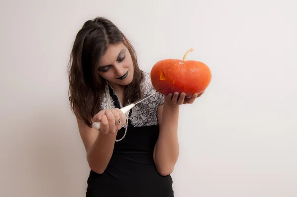 Gotische vrouw met halloween pompoen — Stockfoto