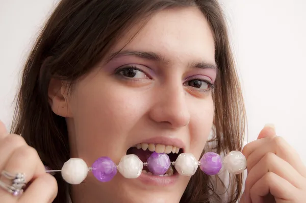 Jeune femme avec des perles violettes — Photo