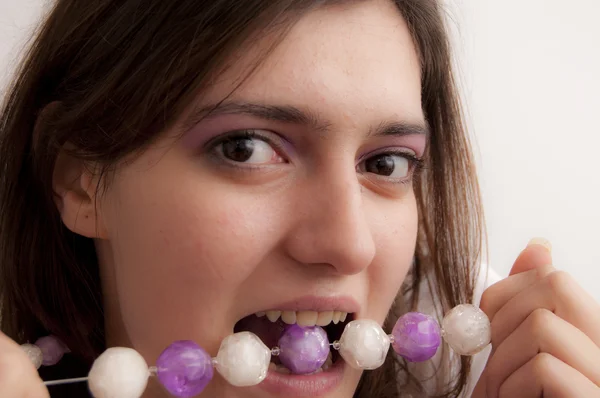 Jeune femme avec des perles violettes — Photo