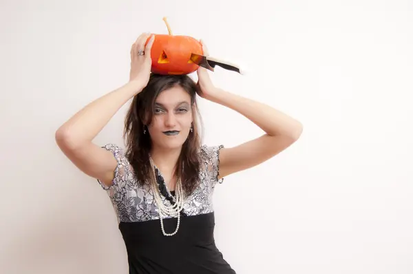 Femme gothique avec citrouille d'Halloween — Photo