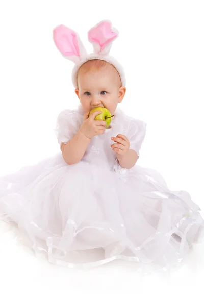 Retrato de niña comiendo manzana —  Fotos de Stock