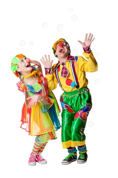 Zwei fröhliche Clowns in den Seifenblasen — Stockfoto