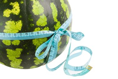 bir ölçüm bandı sarılı karpuz