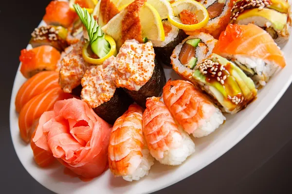 Japán sushi egy tányéron — Stock Fotó