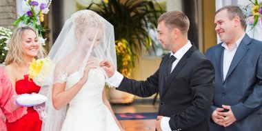Damat geline bir parmak yüzük thefriends dururken arka planda koyar