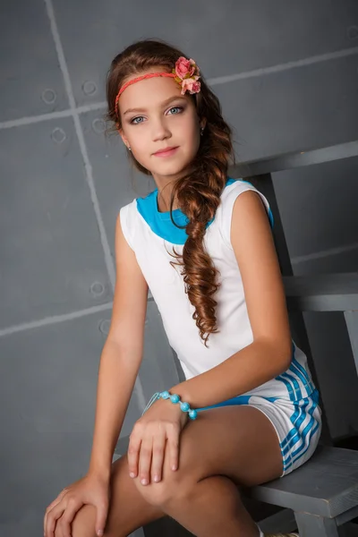 Dospívající dívka sedící v studio — Stock fotografie