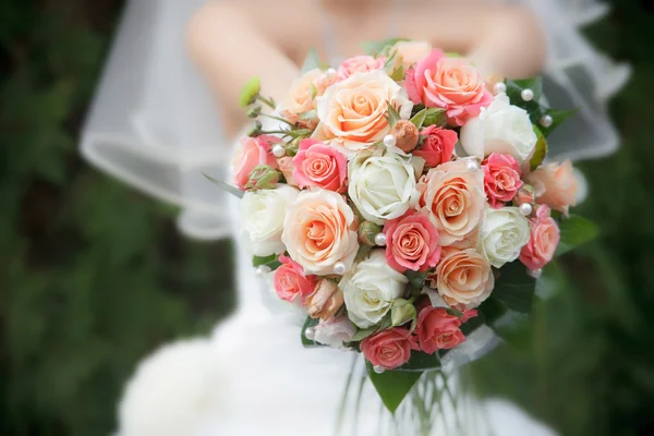 Noiva segurando buquê de casamento de rosas — Fotografia de Stock