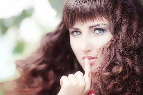 Retrato de uma menina bonita com cabelo encaracolado — Fotografia de Stock