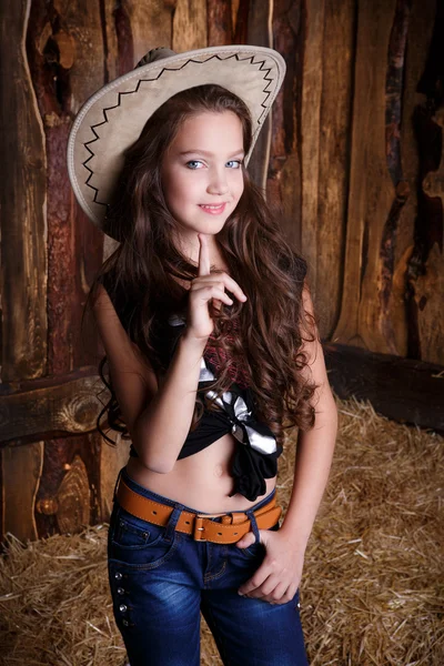 Cowgirl styl model představuje na zemědělské půdě — Stock fotografie