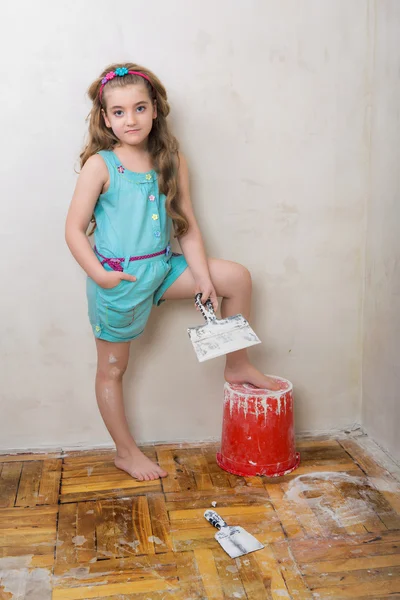 工事の補修工事を作る女の子 — ストック写真