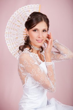 Studio dantelli bir fan ile güzel gelin