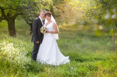 Gelin ve damat bir parkta