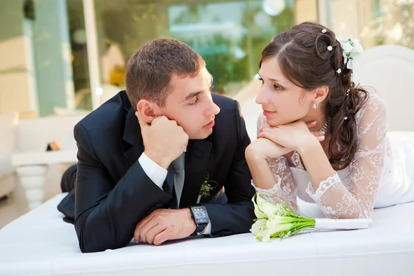 Charmiga bruden och brudgummen — Stockfoto