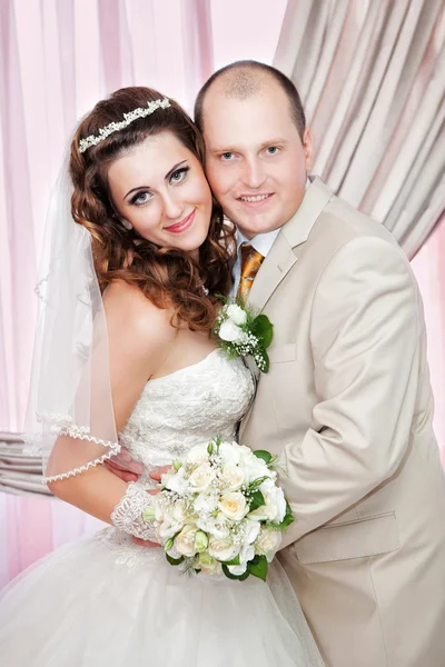 Lo sposo e la sposa vicino a una finestra — Foto Stock