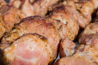 Güneşli bir günde metal şiş üzerinde iştah açıcı sıcak şiş kebap