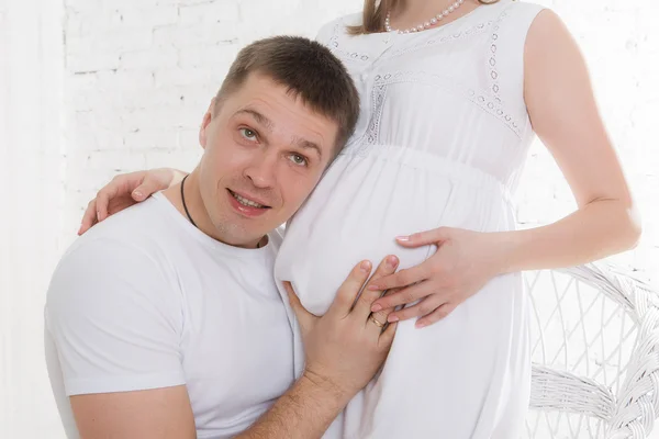 Hombre y su esposa embarazada —  Fotos de Stock