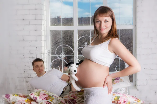 Terhes nő a férjével — Stock Fotó