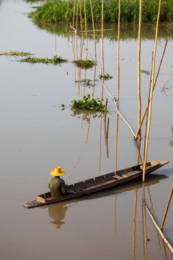 bambu ile tekne oturan yerli Asya balıkçı