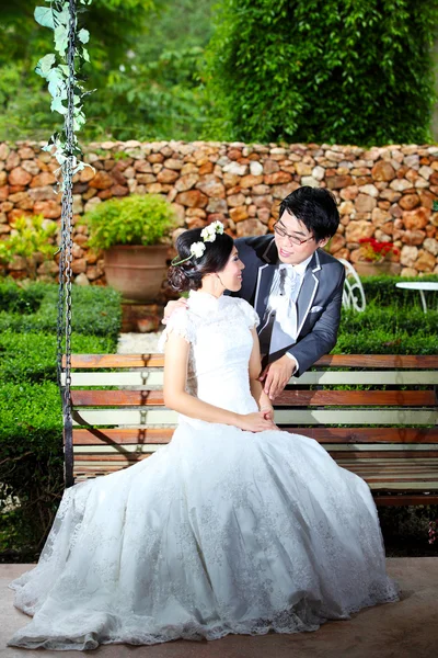 Hermosa pareja de boda en swing en un castillo —  Fotos de Stock
